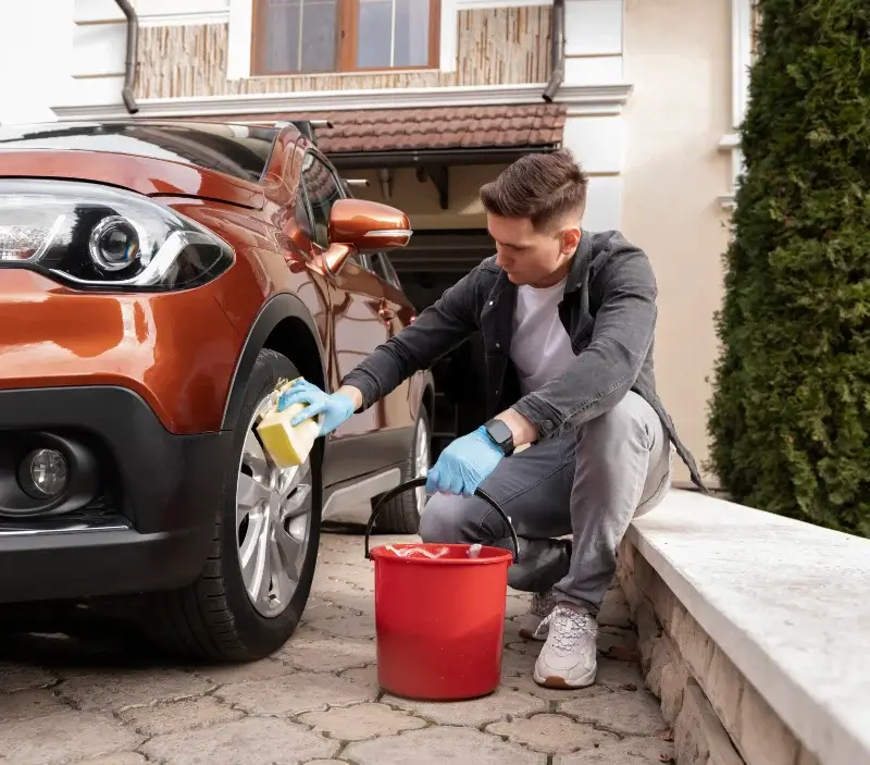 Lavage auto à domicile Saint-Laurent-de-Céris : professionnel intervenant sur un véhicule